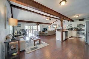 Fernseher, Kamin, DVD-Player