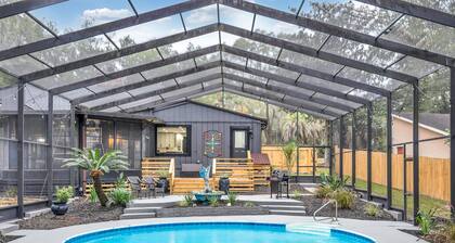 Beautiful Lake getaway with pool, upgraded, pet friendly with lots of extras!!