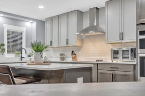 Mikrovågsugn, ugn, spishäll och diskmaskin