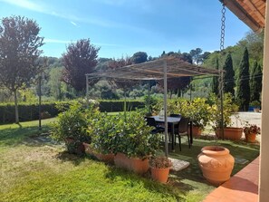 Outdoor dining - Lovely apartment for 6 people with pool, A/C, WIFI, TV and pets allowed, close to San Gimignano (Gambassi Terme)