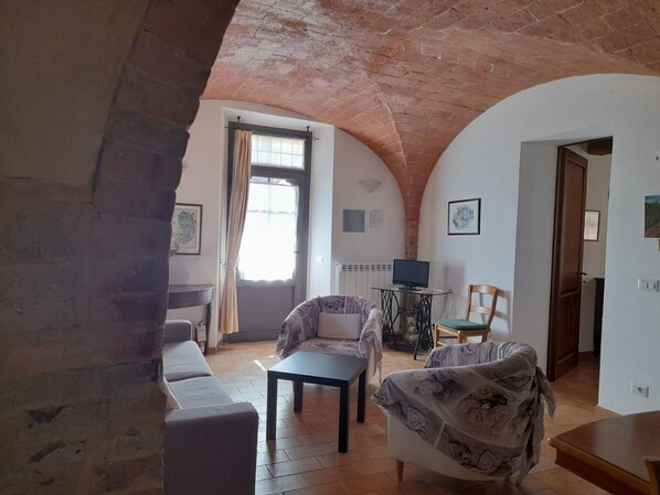 TV - Lovely apartment for 6 people with pool, A/C, WIFI, TV and pets allowed, close to San Gimignano (Gambassi Terme)