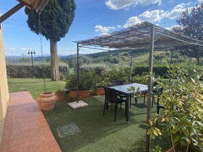 Outdoor dining - Lovely apartment for 6 people with pool, A/C, WIFI, TV and pets allowed, close to San Gimignano (Gambassi Terme)