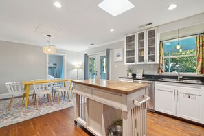 Kylskåp, mikrovågsugn, ugn och spishäll