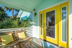 Terrace/patio - Surfer's Sol! Bright, Colorful Beach Cottage Short Walk to Beach & 3.5 Blocks to Town (Folly Beach)