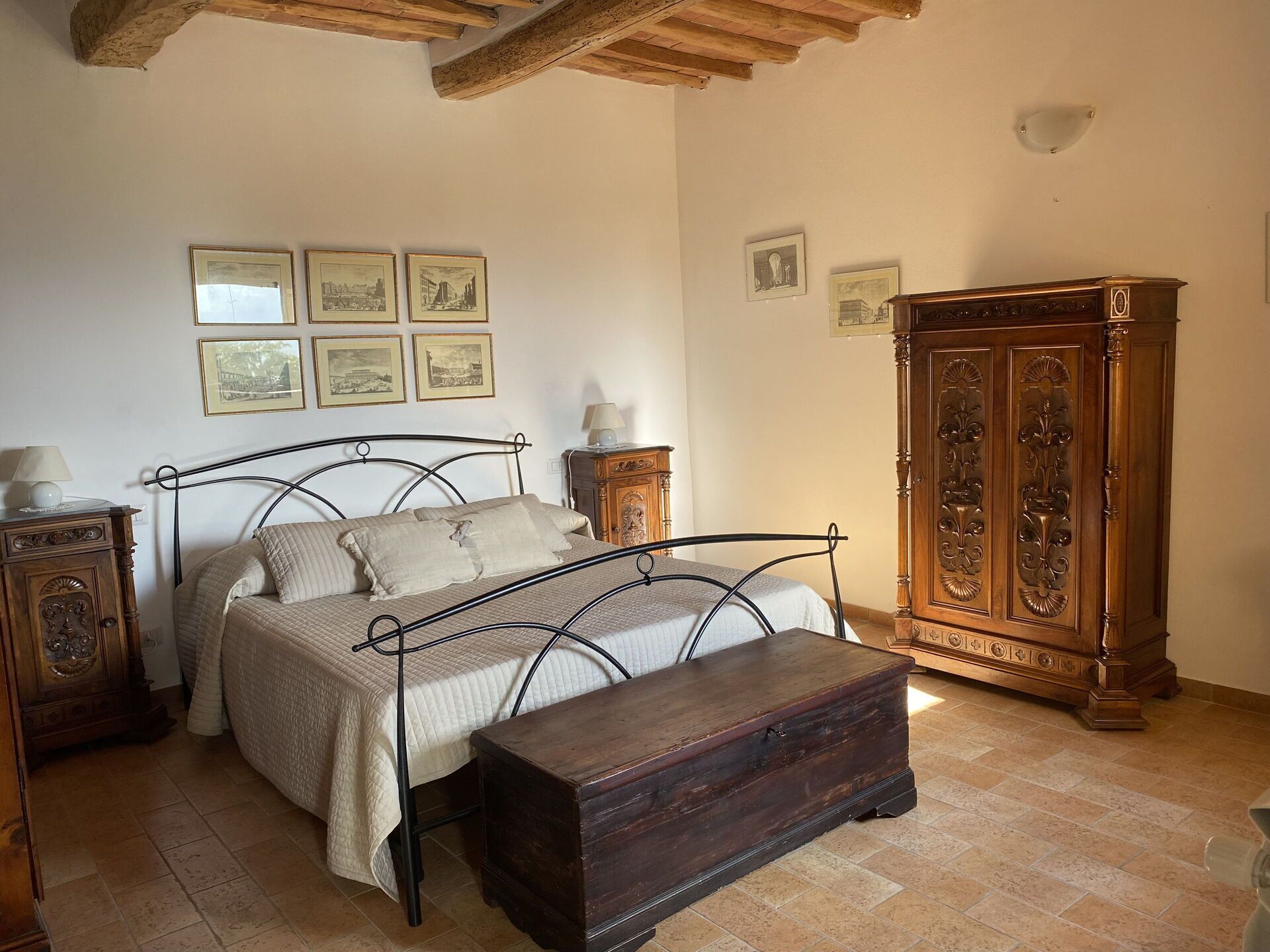Ein Schlafzimmer mit einem Bett, einem Holzschrank und einer Bank.