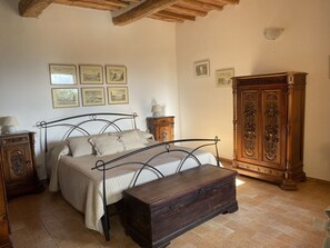 2 bedrooms, iron/ironing board, travel crib, free WiFi - Lovely apartment for 4 guests with A/C, pool, WIFI, TV and pets allowed, close to San Gimignano (Gambassi Terme)