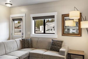 Apartamento | Zona de estar | Smart TV de 50 pulgadas con canales digitales, además de Netflix, Hulu