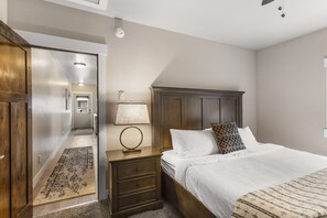 1 habitación, tabla de planchar con plancha y cuna de viaje