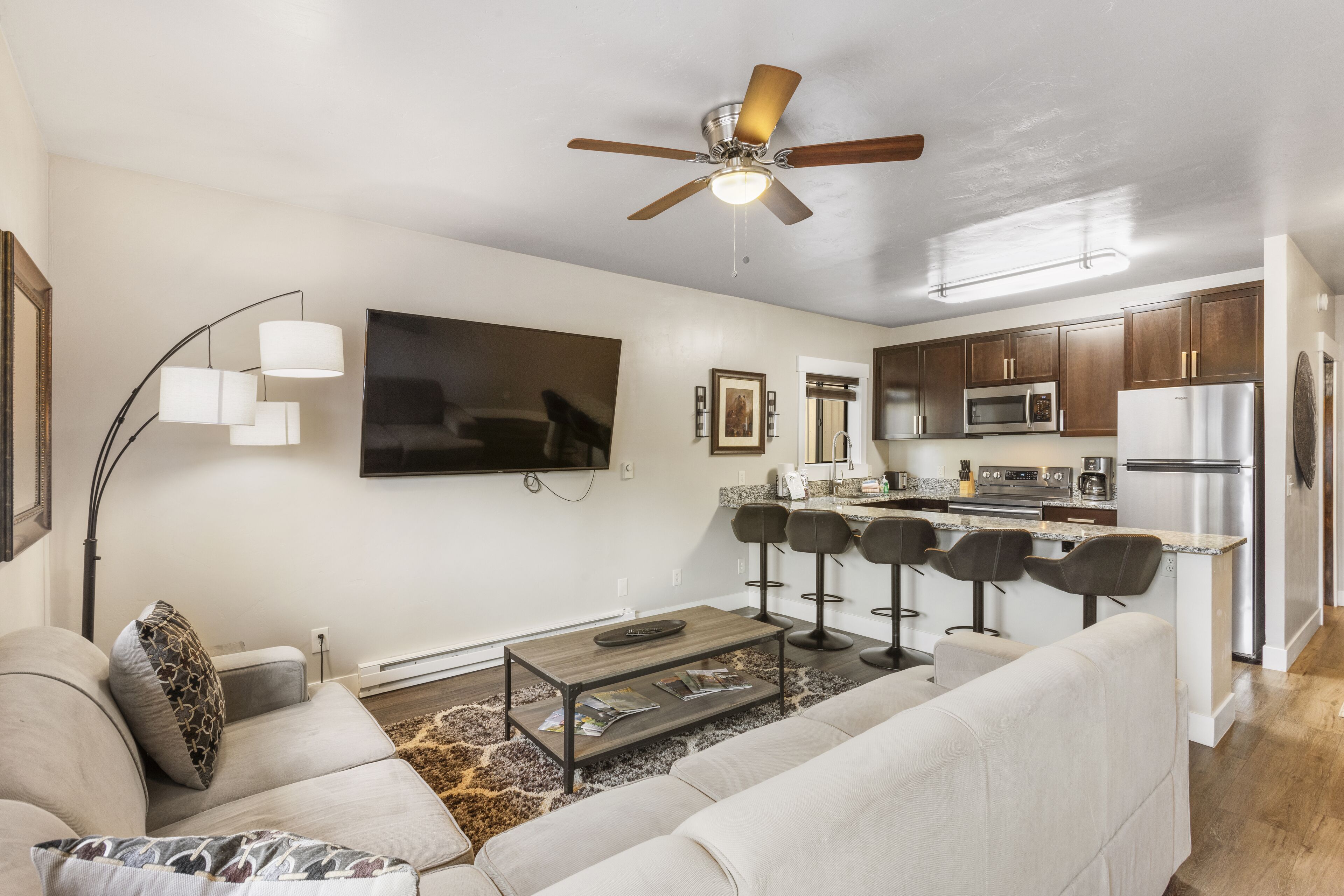 Apartment | Wohnbereich | 50-Zoll-Smart-TV mit Digitalempfang, Netflix, Hulu