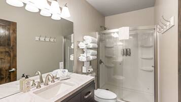 Apartment | Badezimmer | Dusche, Haartrockner, Handtücher, Seife