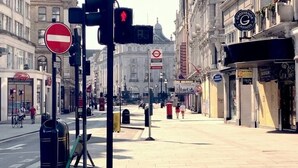 A street with buildings, a no entry sign, and a Grosvenor Casinos sign. - Fantastic 1 Bedroom Flat Leicester Square West End (Greater London)