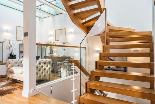 NEW Stunning 5BD Mews House