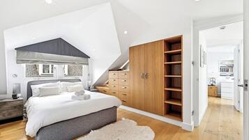 5 bedrooms, iron/ironing board, WiFi, bed sheets