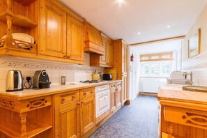Fridge, microwave, oven, dishwasher - Holiday Home of the Month! Finchley, Sleeps 5 (Greater London)