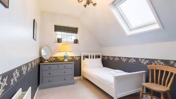 3 bedrooms, iron/ironing board, WiFi, bed sheets