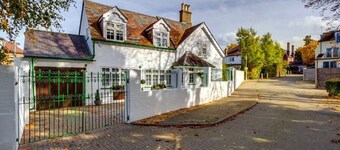 Holiday Home of the Month! Finchley, Sleeps 5