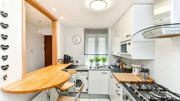 Fridge, oven, stovetop, dishwasher