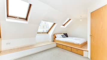 4 bedrooms, iron/ironing board, WiFi, bed sheets