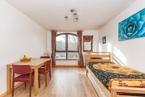 1 chambre, fer et planche à repasser, Wi-Fi, literie fournie