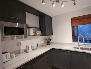 Fridge, microwave, oven, stovetop - NEW Bright and Sunny flat in Oxford City Centre (Oxford)