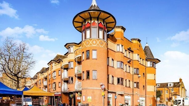 A multi-story building with a distinctive tower and a balcony. - NEW Bright and Sunny flat in Oxford City Centre (Oxford)