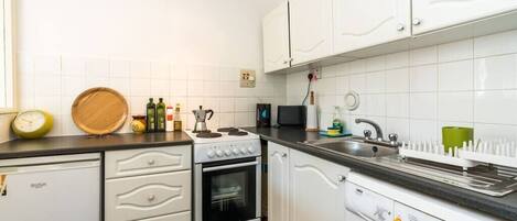 Refrigerador, horno, tostadora y utensilios de cocina