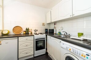 Fridge, oven, toaster, cookware/dishes/utensils - Bright and Cosy Studio Close to Central London (Greater London)