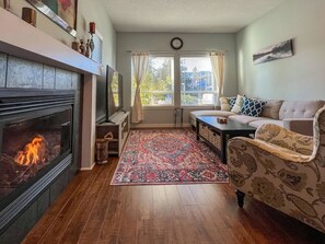 Smart TV, fireplace - Entire 3-bedroom house Near Town (Victoria)