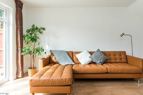 Sleek and Stylish 2BD Home with a Garden Anerley