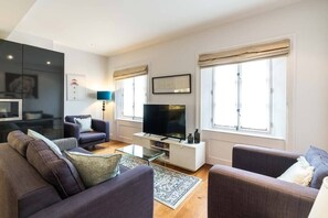 TV - A Stunning Three Bedroom Home in Mayfair (Greater London)