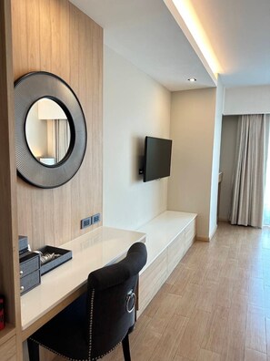 Minibar i caixa forta a l'habitació 