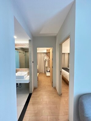 Habitación familiar | Minibar, caja fuerte, espacio para trabajar con un portátil