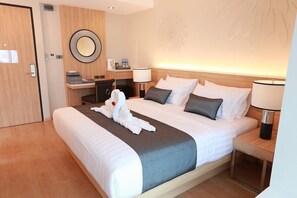 Habitació doble Deluxe | Minibar i caixa forta a l'habitació 