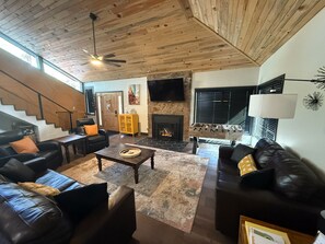 TV connectée, cheminée, lecteur de DVD, baby-foot