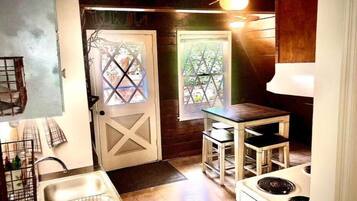 Frigorífico, microondas, horno y placa de cocina