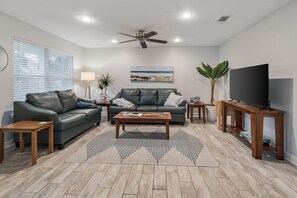 Smart TV, books, music library, computer monitors - Anchor Bungalow 3-bedroom house with AC, WiFi in peaceful Pensacola (Pensacola)