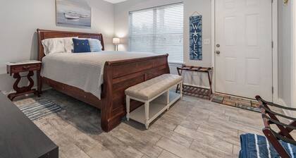 Anchor Bungalow 3-bedroom house with AC, WiFi in peaceful Pensacola
