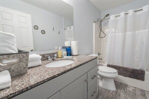 Sèche-cheveux, serviettes fournies, savon, shampoing