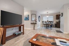 Interior - Anchor Bungalow 3-bedroom house with AC, WiFi in peaceful Pensacola (Pensacola)