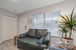 Smart TV, books, music library, computer monitors - Anchor Bungalow 3-bedroom house with AC, WiFi in peaceful Pensacola (Pensacola)