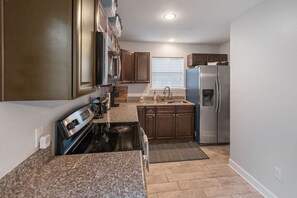 Fridge, microwave, oven, stovetop - Anchor Bungalow 3-bedroom house with AC, WiFi in peaceful Pensacola (Pensacola)