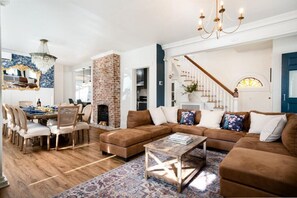 智能电视、壁炉、书、立体声音响