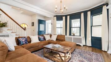 Smart-TV, Kamin, Bücher, Stereoanlage