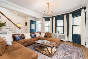 智能电视、壁炉、书、立体声音响