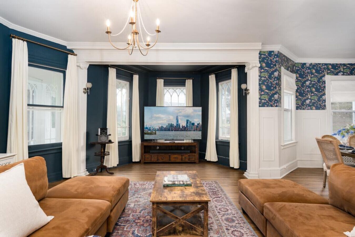 智能电视、壁炉、书、立体声音响