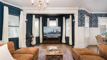 TV connectée, cheminée, livres, chaßne hi-fi