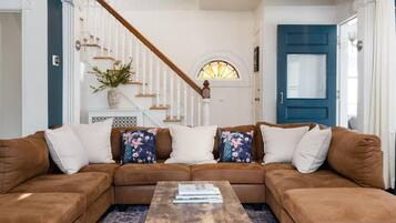 Una Smart TV, una chimenea, libros, un reproductor estéreo