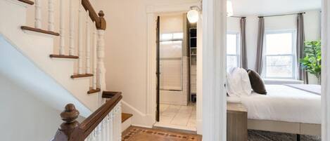 Een bureau, een strijkplank/strijkijzer, reisbedje, gratis wifi