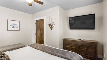 Premium bedding, down duvets, iron/ironing board, free WiFi