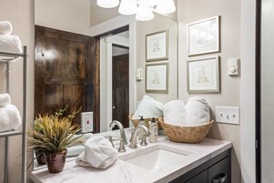 Apartamento | Baño | Ducha, secador de pelo, toallas y jabón